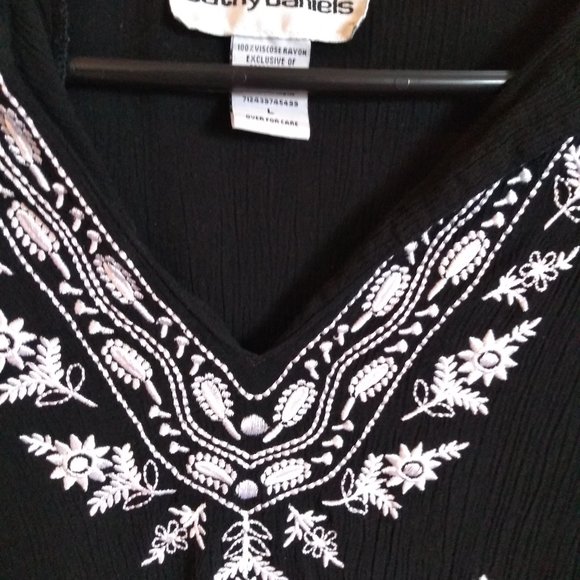 Cathy Daniels Embroidered Blouse - Picture 3 of 4